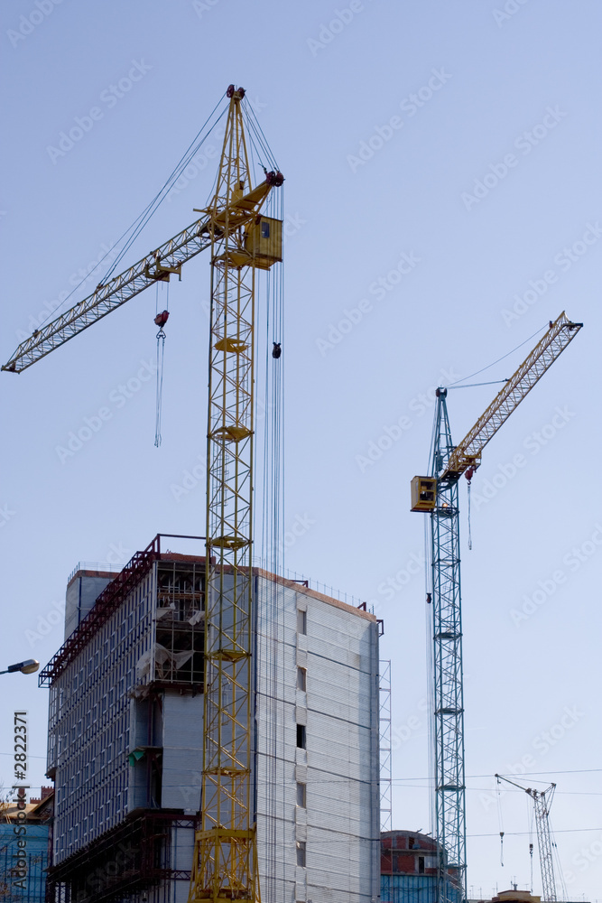 building site wiht lifting cranes