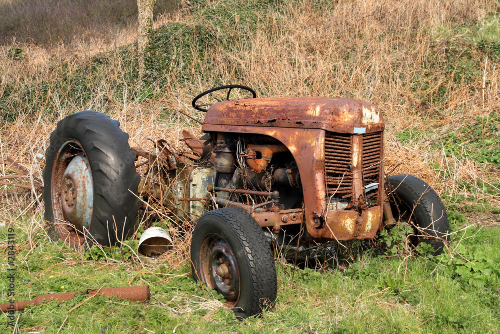 Obraz premium old rusty abandoned farm tractor.
