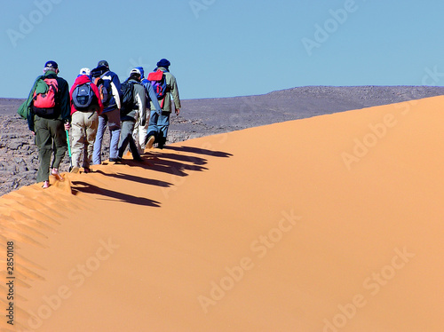 randonneurs sur la dune de tin merzouga photo