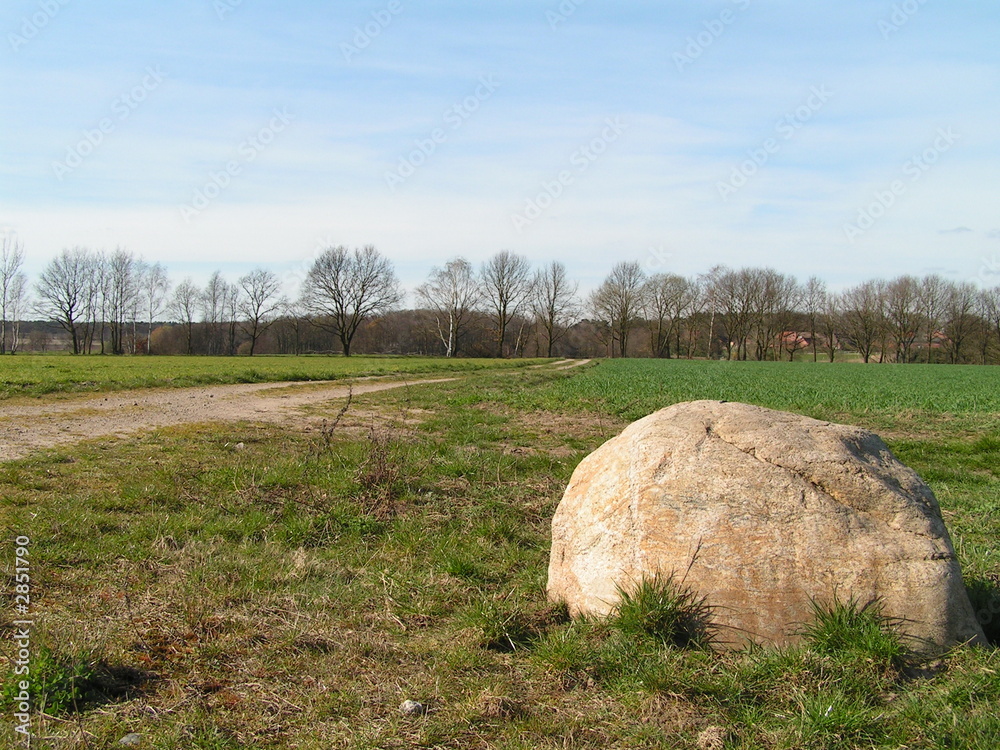 feldweg und findling feldweg und findling