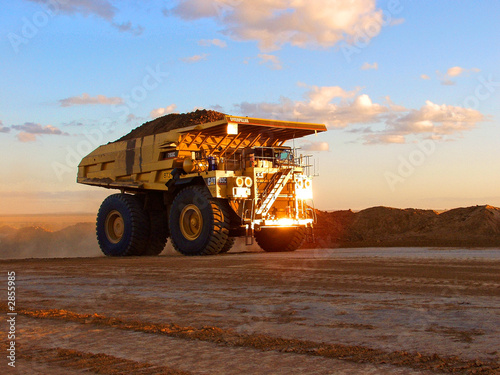 Fotografia mining truck carting coal