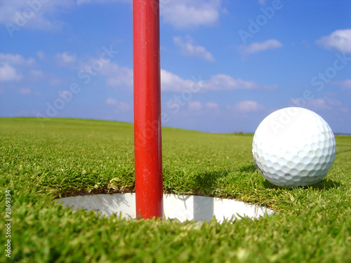 golf balle près du trou sur le green photo