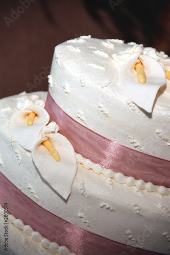 wedding cake with lilys