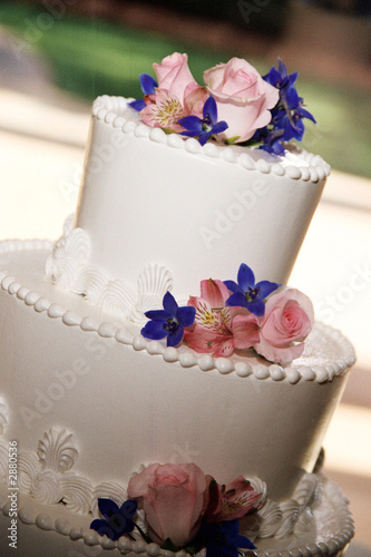 pink rose and blue flower wedding cake