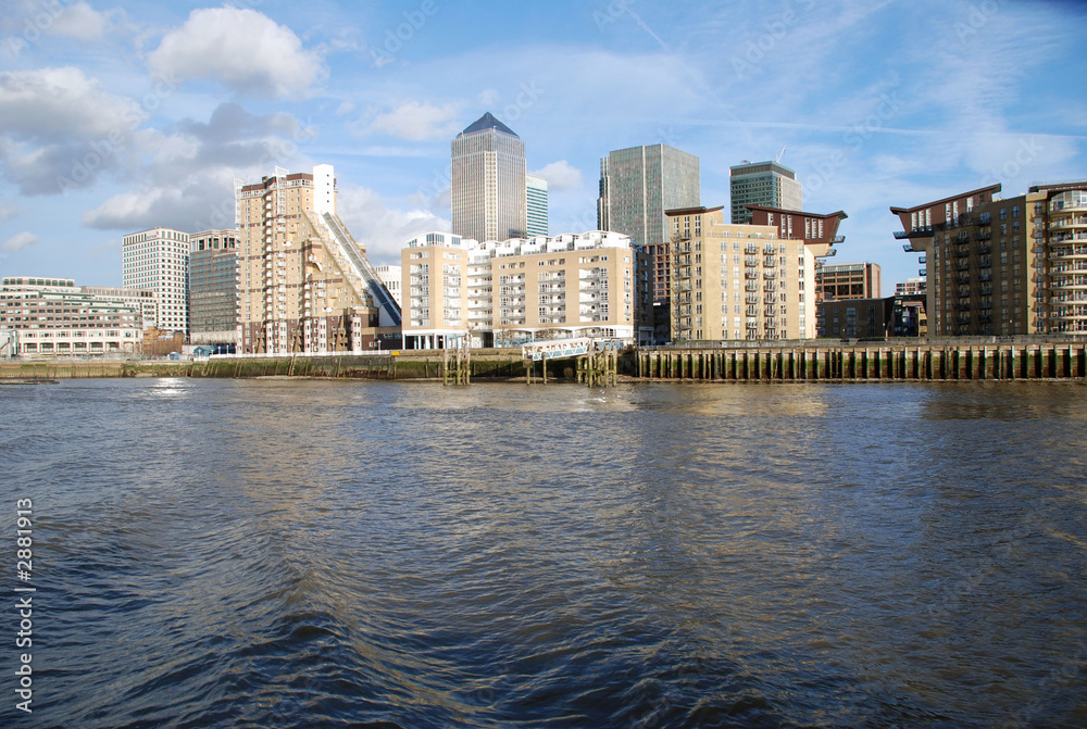 Naklejka premium side view of canary wharf with modern flats