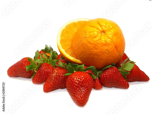 Fototapeta Naklejka Na Ścianę i Meble -  morangos com laranja cortada