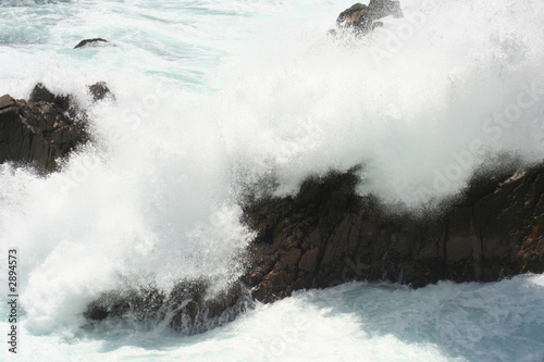 olas y rocas