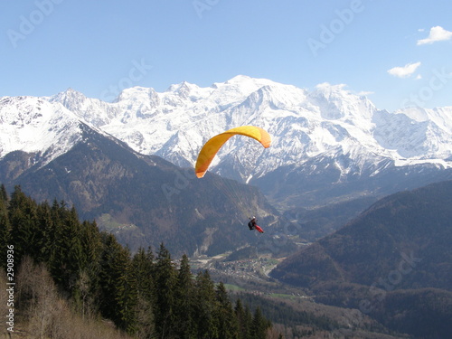 parapente devant mont blanc