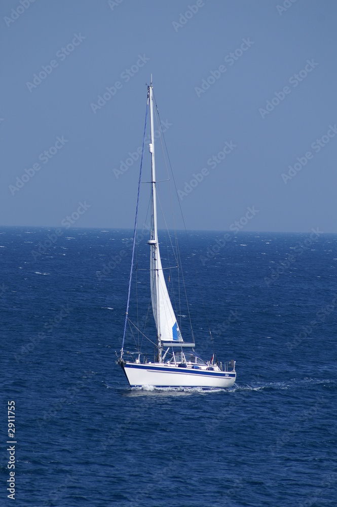 bateau dans crique de cala d'or aux baléares