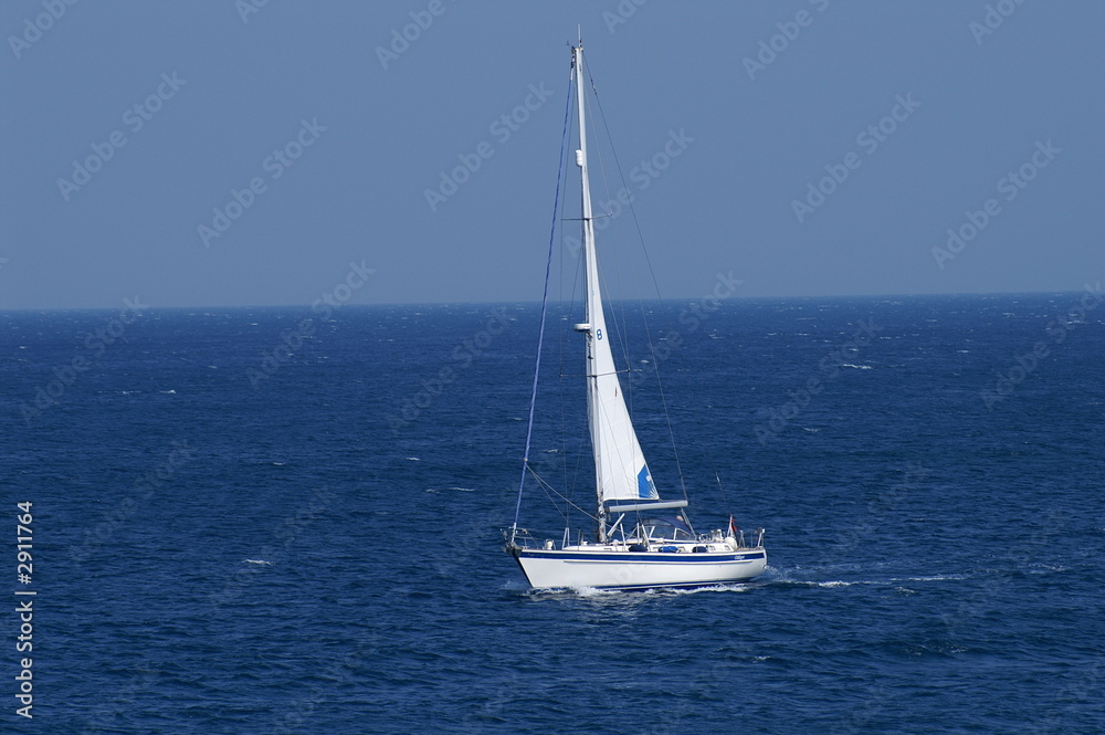 bateau dans crique de cala d'or aux baléares