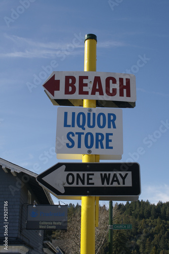 beach, liquor store, one way sign