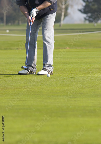 joueur de golf au putting 2