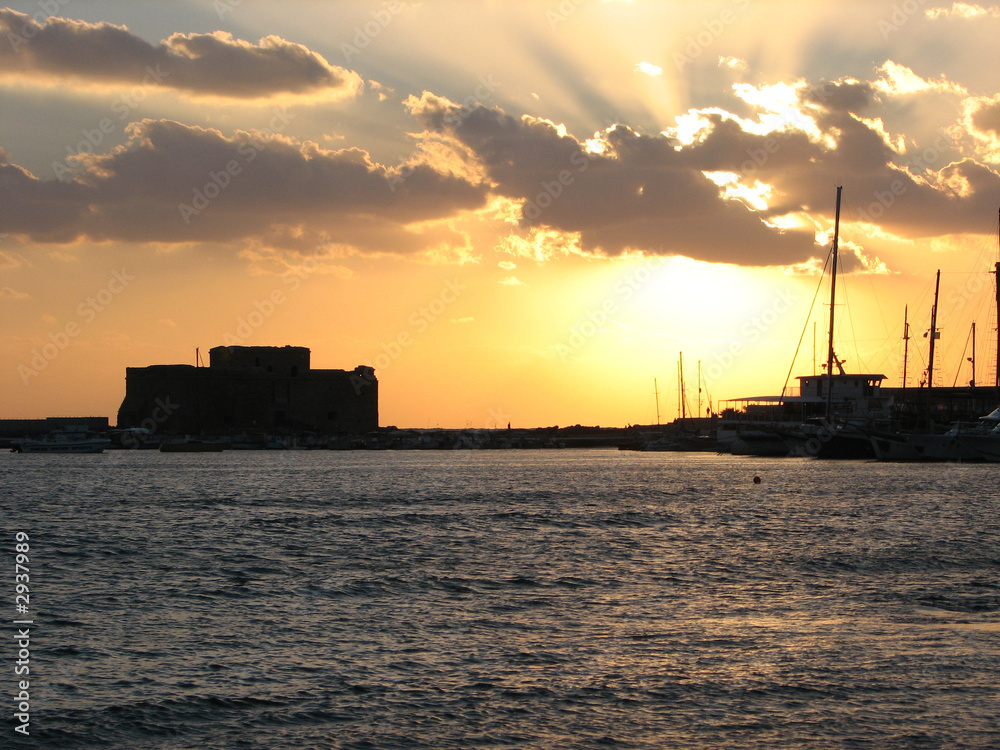 Obraz premium sunset over paphos castle