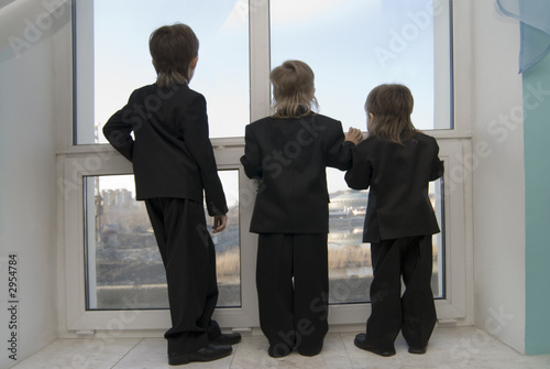 фотографія children look in a window