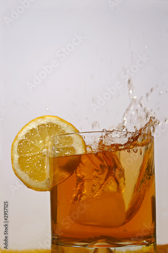 verre à apéritif avec des éclaboussures photo