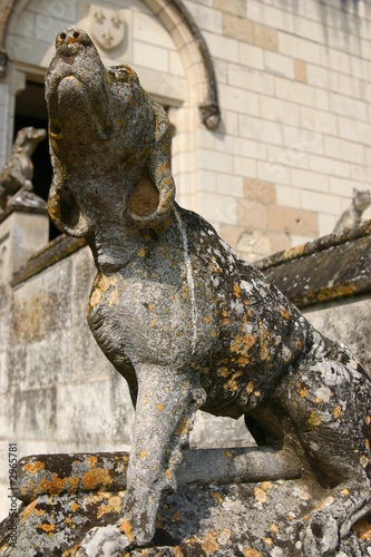 chien de pierre