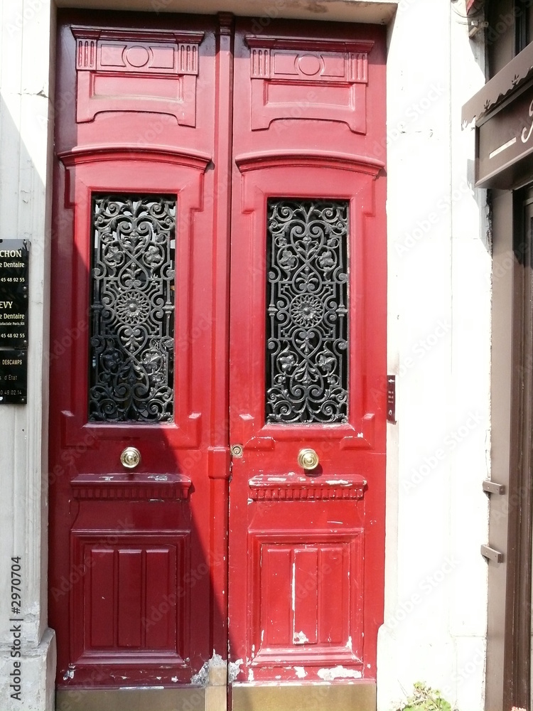 porte rouge au soleil.