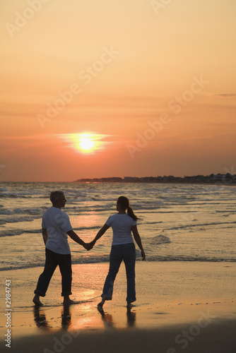 Wallpaper Mural Couple on beach at sunsest. Torontodigital.ca