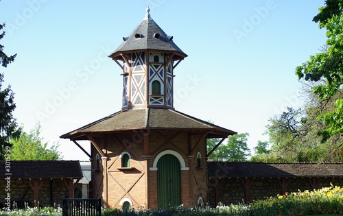 bâtiment octogonal dans le parc du prieuré