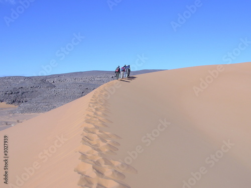 randonneurs dans le désert photo