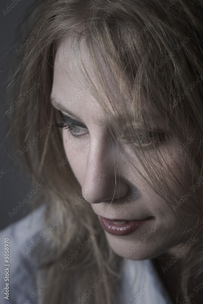 visage de femme en plongée visage de femme en plongée