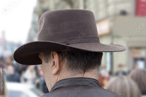 Obraz na płótnie man in cowboy hat on street street back head crowd w salonie
