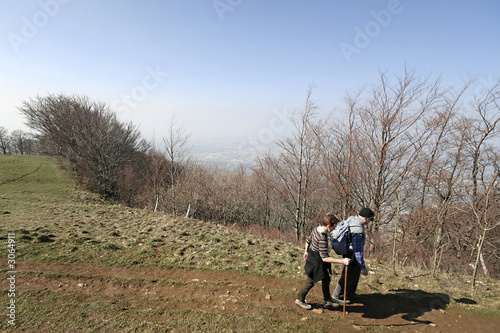 couple retraités randonneurs ballade en montagne © arkna
