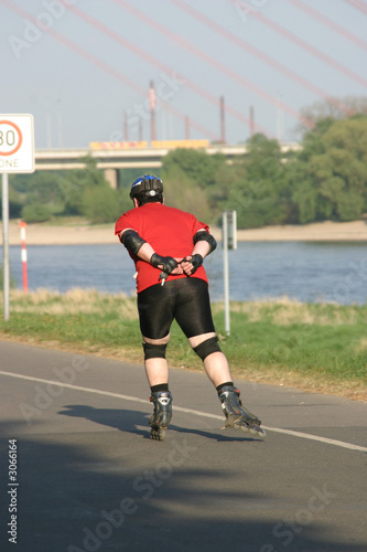 männlicher inline skater