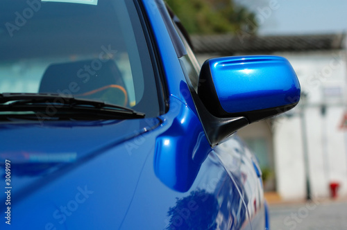 Fotografija right side mirror of shiny blue car