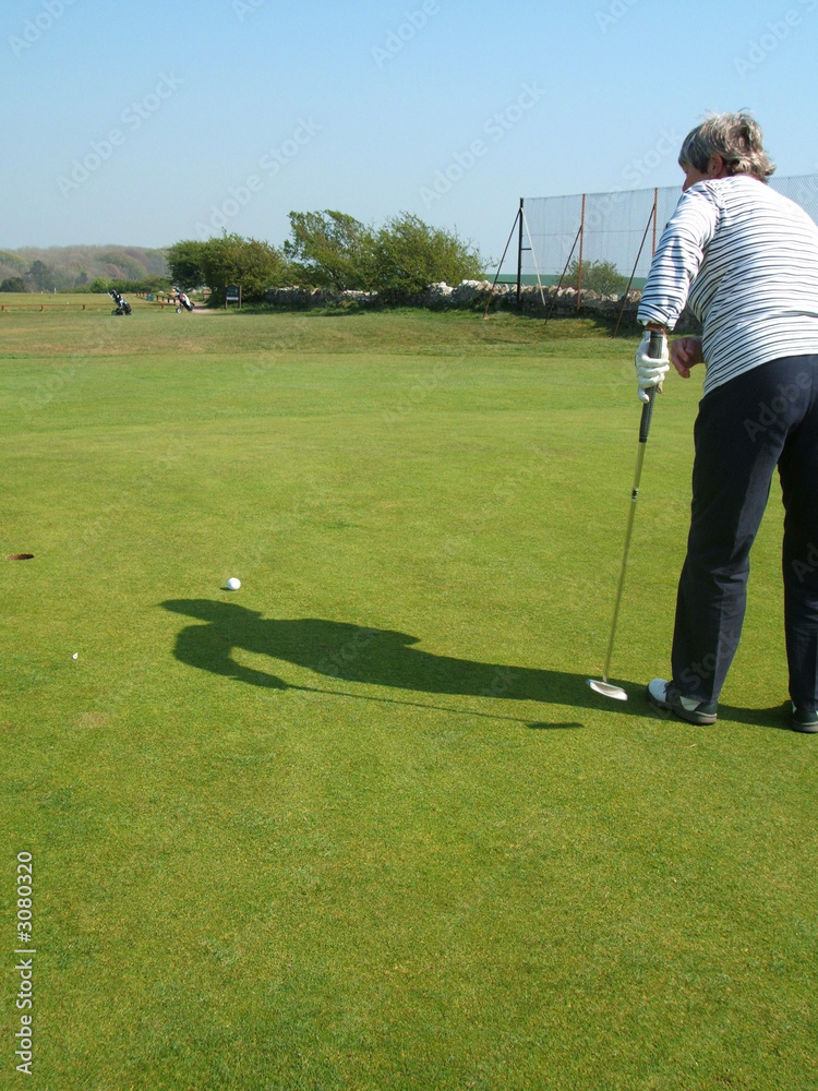Fototapeta premium eyeing up the putt