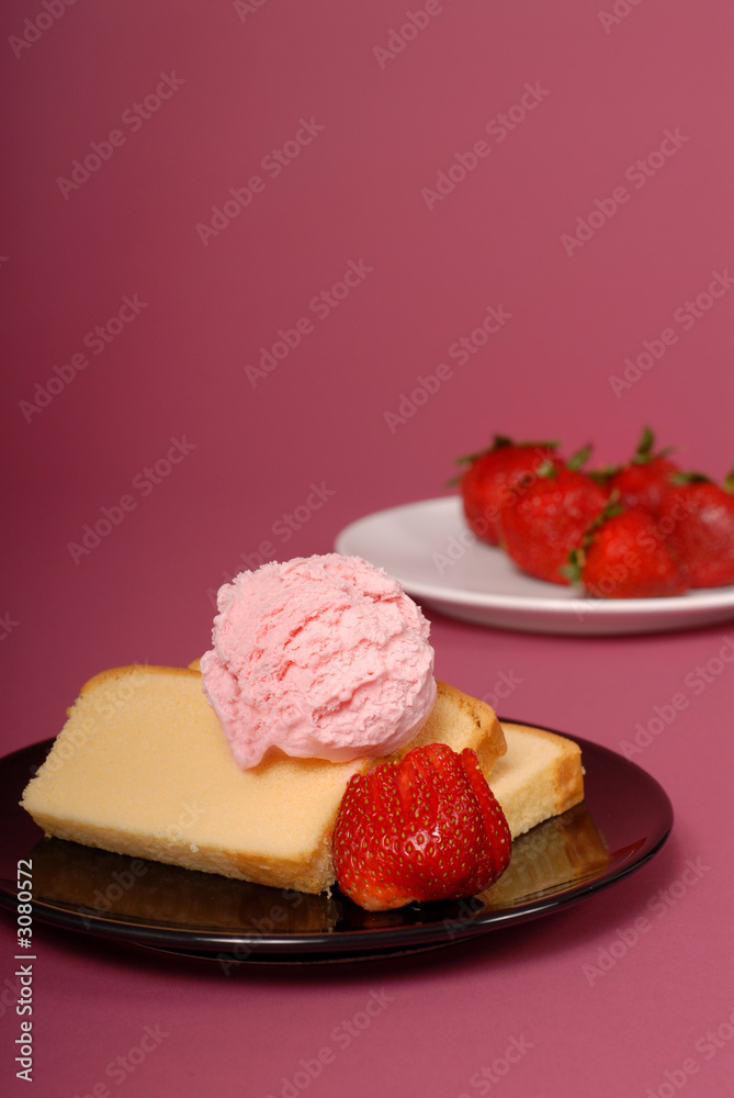 pound cake with strawberry ice cream and strawberries