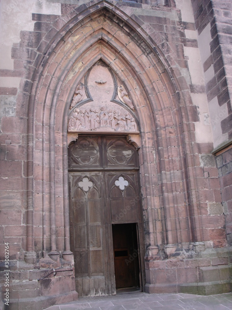 porte d'entrée d'une église de sélestat