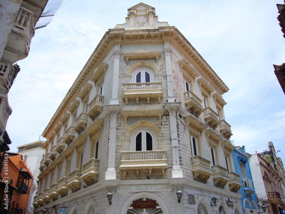 vista frontal de edificio colonial