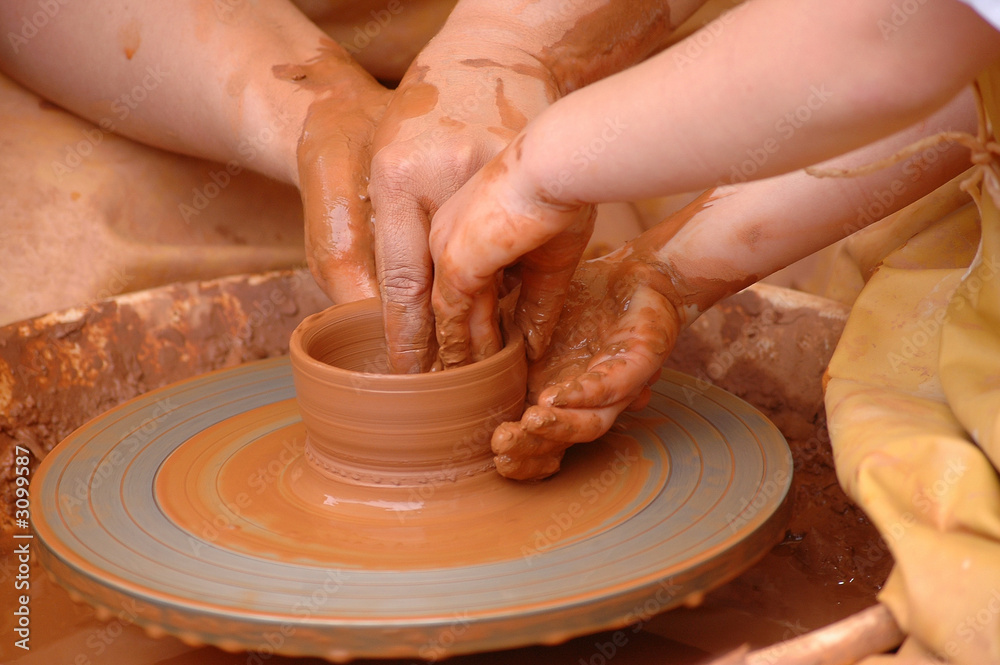 enfant et poterie