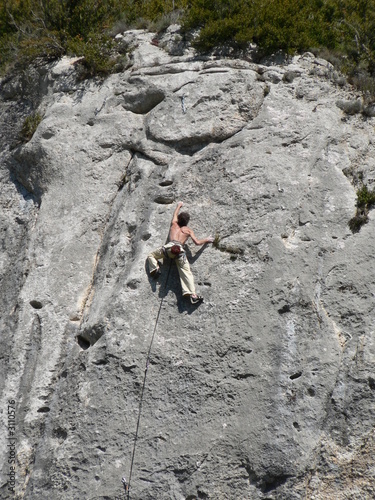 1050594 escalade d'une falaise