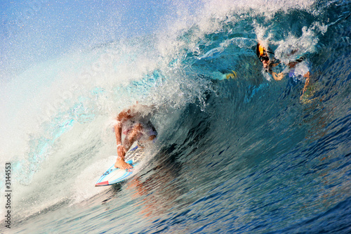 surfeur teahupoo