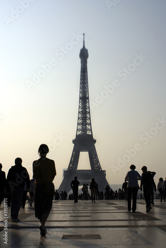 Paris, Eiffelturm, Menschen, Silhouette, Copyspace, Hochformat, Textraum © Johanna Mühlbauer