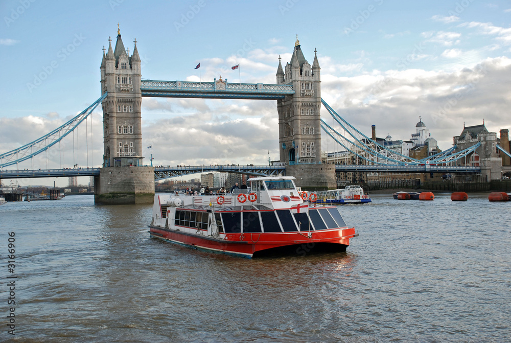 Fototapeta premium cruise boat and the tower bridge