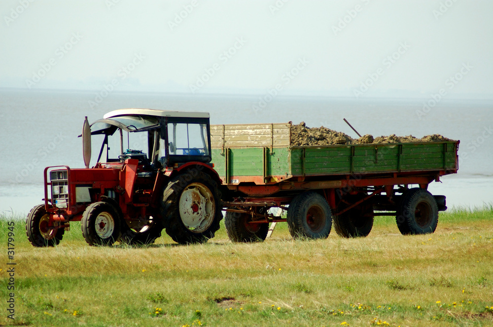 trecker mit anhänger an der küste trecker mit anhänger an der küste