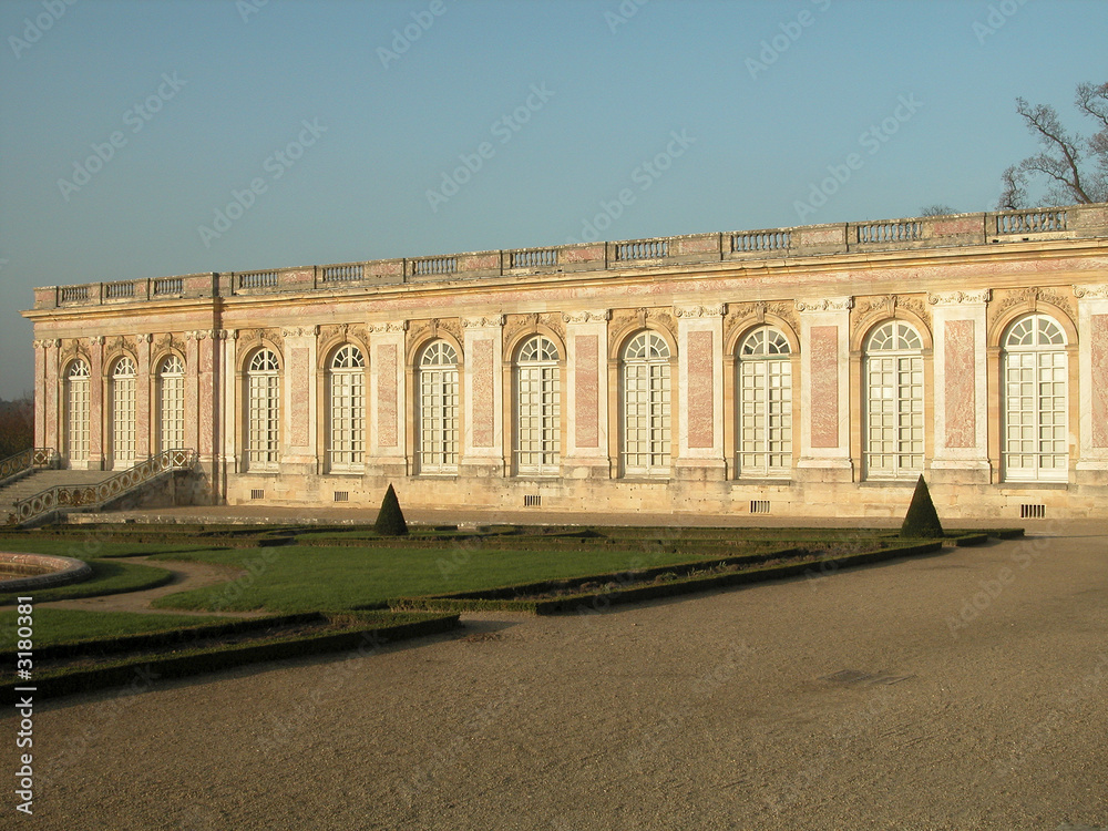 facade du grand trianon-chateau de versailles