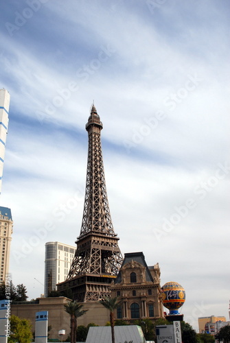 Canvas Print eiffel tower in sky