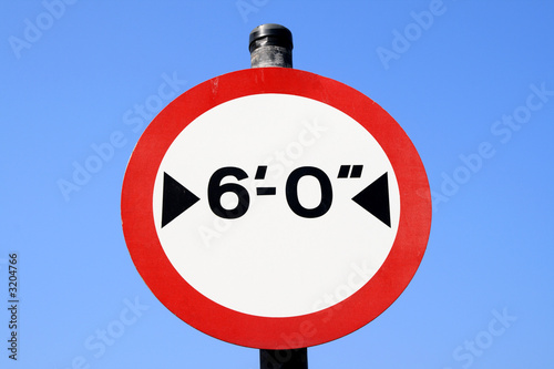 Εκτύπωση καμβά six feet width limit british road sign.