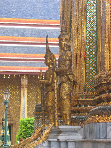Canvas Print wat phra kaeo and the grand palace in gold with warrior statues,
