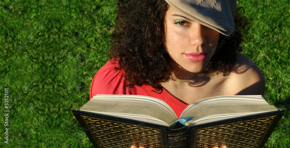Ταπετσαρία young woman reading a book in the evening