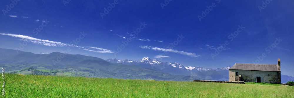 l'église et les montagnes