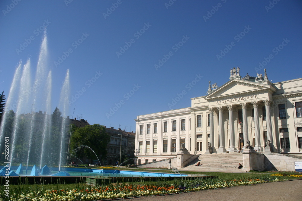szeged palace and fountain