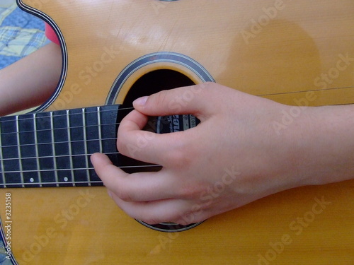 suonare la chitarra