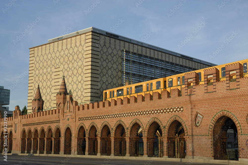 Fototapeta premium oberbaumbrucke mit u bahn in berlin