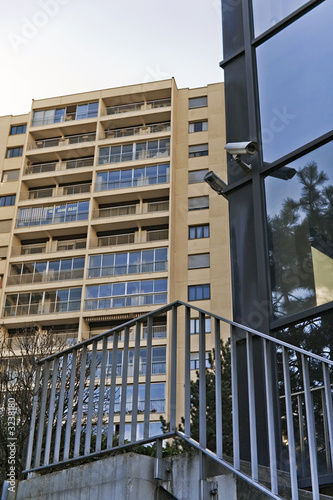 quartier immeuble de banlieue et vidéosurveillance photo