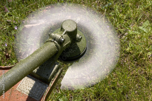 spinning brushcutter blade